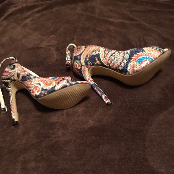 Heels - Picture 3 of 3